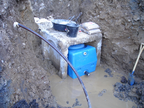 맨홀에 집수통을 넣고 암반수와 연결할 준비가 완료된 장면 