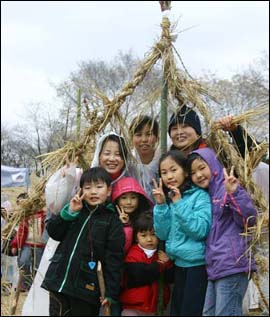  전통농경사회에서의 민속을 고루 체험할 수 있는 국립민속박물관 대보름 체험인 가족 볏가리대 만들기를 완성하고 기념촬영한 관람객들.