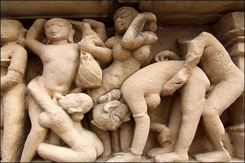 인도 카주라호 서부 사원군의 미투나 조각상들(성행위 묘사 조각)