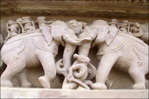 인도 카주라호 서부 사원군의 코끼리 타고 하는 전쟁 조각상들