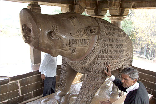 인도 카주라호 서부 사원군의 멧돼지 조각상