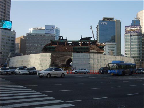 하륜은 숭례문 구간에 운하를 세우자고 주장했다. 
