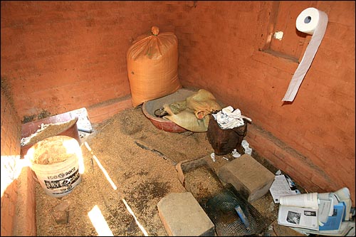 전북 부안군 변산공동체의 친환경적인 화장실 내부. 쌀겨가 깔려 있는 똥바가지에 똥을 눈 뒤 통에 모아두는 방식이다.