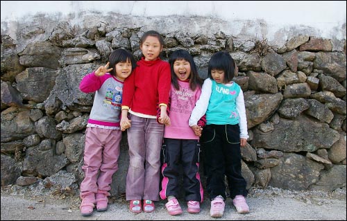 경옥이의 동네친구들 모두 연곡분교 학생들이다. 오른쪽부터 문경미(7살), 문경옥(8살), 김진희(10살), 김유림(9살).