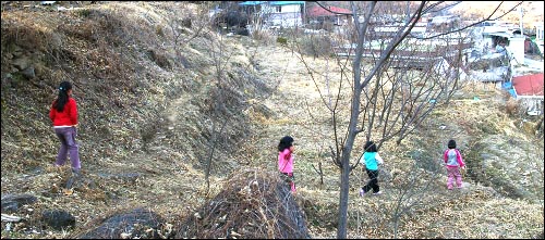 산에서 매일 뛰어 놀아서일까? 아이들은 가파른 산길을 잘도 오르고 내린다.