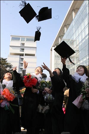  2007학년도 전기 학위수여식이 열린 지난 2월20 일 오전 서울 한성대학교 교정에서 졸업생들이 학사모를 높이 던지며 졸업의 기쁨을 만끽하고 있다(기사 내용과 특정 관련이 없습니다).