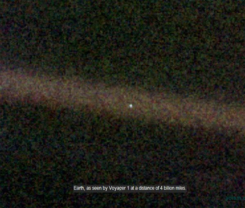 보이저1호가 64억 킬로미터 밖에서 찍어 보낸 창백한 푸른 점(pale blue dot) 지구의 모습
