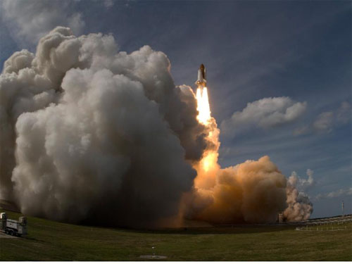 미 우주선 아틀란티스호가 2008년 2월 7일 우주인 7명을 태우고 국제우주정거장을 향해 치솟아 오르고 있습니다. 유럽 첫 영구우주실험실인 콜럼버스를 국제우주정거장으로 이동시키는 임무를 맡은 아틀란티스는 발사 8분여 만에 지구궤도 진입에 성공했습니다.

