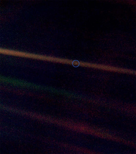 '바로 여기다. 이곳이 우리의 고향이다'라고 칼세이건은 말했습니다. 보이저1호가 1990년 5월 태양의 가장 바깥쪽 명왕성 궤도에서 찍어 보낸 창백한 지구의 모습 입니다
