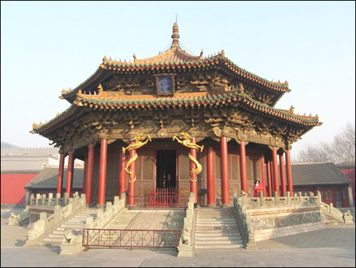심양 고궁에 있는 대정전은 청나라 건국 당시 궁궐 정전이다. 높이 20m의 아담한 건축물이며 몽고 전통가옥 게르를 연상하게 한다. 정전 좌우로 십왕정(十王亭)이 도열하듯 자리 잡고 있다.
