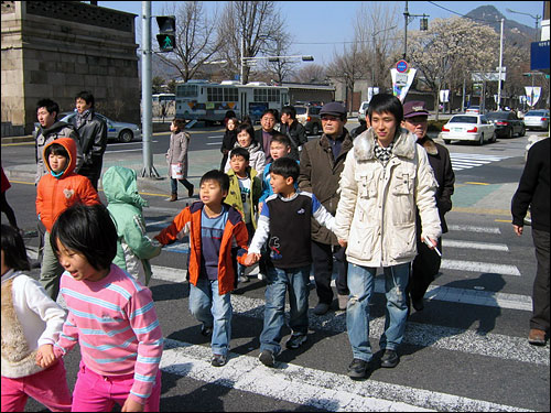 금세 아이들과 친구가 된 송주민 인턴기자.