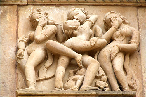 인도 카주라호 서부 사원군에 있는 미투나조각상(성행위 묘사)