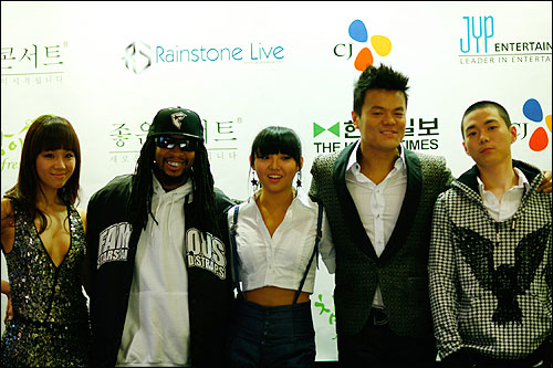 왼쪽부터 임정희, 릴 존, 민, 박진영, 지 소울. 