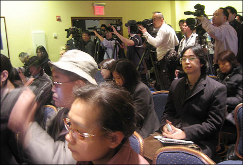 박진영 기자회견을 취재하고 있는 매체들