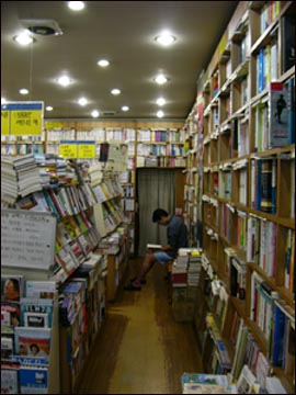 서울대 앞 인문사회과학 서점 <그날이오면>에서 한 이용자가 책을 읽고 있다.