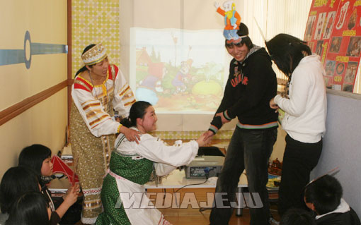 러시아 다문화 강사들이 20일 오후 2시 실습 강의를 진행한 가운데 연극을 하고 있다. 