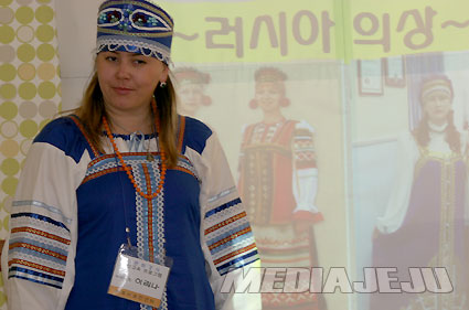 러시아 전통의상을 가르치고 있는 이리나씨는 러시아의 대학에서 패션을 전공해 이번 의상도 전부 이리나씨가 만들었다.