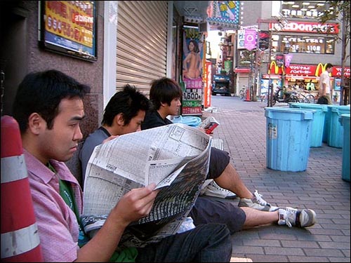 고용 없는 성장과 금융자본의 독주를 용인하는 신자유주의 세계 경제에서 고실업은 필연적이다. 사진은 도쿄 신쥬쿠카부키죠의 젊은 노숙자들.