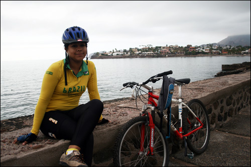 자전거를 사랑하는 소녀. 과야마스 해안도로 새벽 라이딩을 제안해 왔다. 