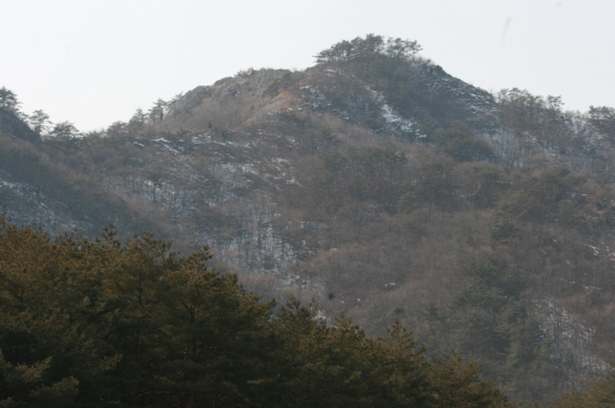 산봉우리  아직도 하얀 눈이 남아있는 산봉우리들.