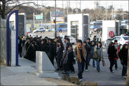 영어 시험을 보기위해 등교하는 신입생들