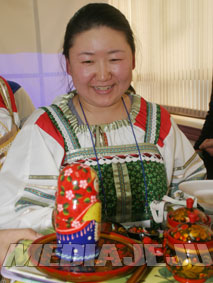 러시아 전통그릇을 보여주는 반올가씨는 우즈베키스탄 출신으로 동화 연극을 적극적으로 강의했다.