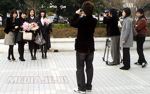 22일 오전 11시 제주교대에서 마지막 졸업식이 열려 기념사진을 찍고 있는 가운데 방송국에서도 카메라로 이를 촬영하고 있다.