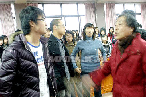 제주교대에서 김정기 총장 폭행사태가 있었던 12월 4일 학생들과 김 총장이 대치하고 있다.