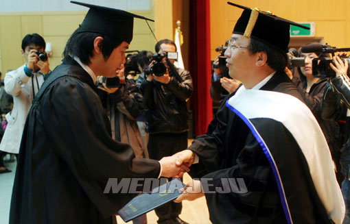 22일 오전 11시 제주교대에서 마지막 졸업식이 진행된 가운데 김정기 총장을 대신해 김은석 교무처장이 학위를 전달하고 있다.