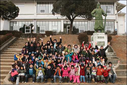 강화도 오마이스쿨에서 열린 '저자와 한밤을 보내다' 행사에 참여한 어린이들.