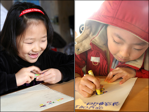 '저자와 한밤을 보내다' 행사에서 그림책 만들이 프로그램에 참여하고 있는 김민영 어린이(좌)와 양승진 어린이(우)