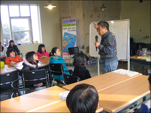 어린이들에게 강의를 하고 있는 김용택 시인.