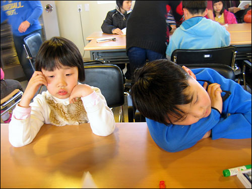 섬진강 아이 현아(왼쪽)와 서울 아이 현진이(오른쪽)
