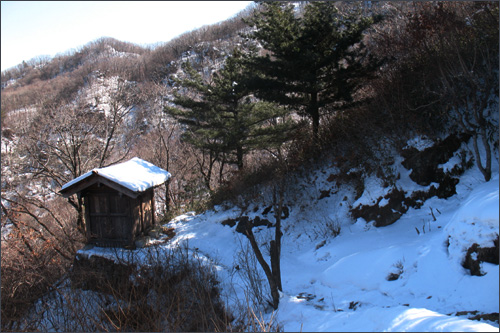  아담하고 정갈하게 느껴지는 해우소. 