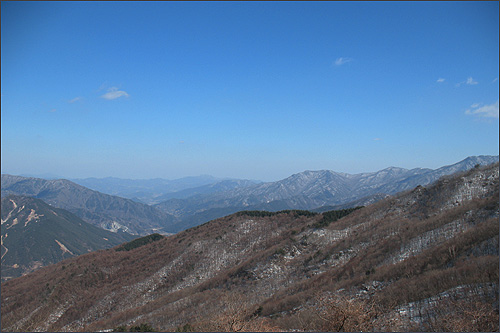  마당 가에서 바라본 지리산 풍경. 