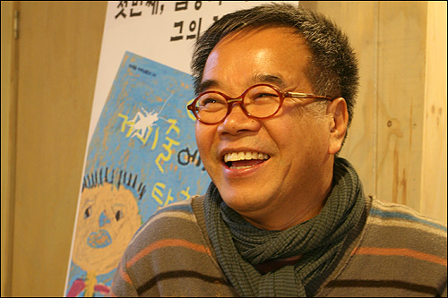 <오마이뉴스> 연중기획 '저자와 한밤을 보내다' 에 참여한 김용택 시인이 독자와의 대화에 나선 모습 