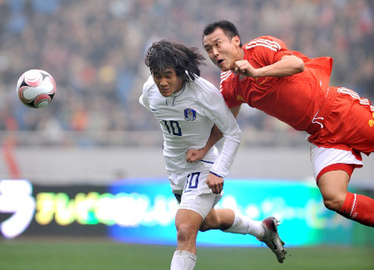골 감각 찾은 박주영  박주영은 이번 대회 중국과의 경기에서 두 골을 넣으며 대표팀 공격의 희망으로 다시 한 번 떠올랐다. 사진은 중국과의 경기에서 헤딩으로 선제골을 넣는 장면
