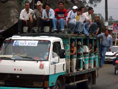 남미 에콰도르에서는 한국차들이 많다. 한국 현대차가 처음 수출된 나라이니 만큼 끼토시내의 택시들은 거의 한국차--. 어딜가나 한국차가 즐비한 나라가 에콰도르다. 버스로 개조된 기아차가 산호세로 향하고 있다.