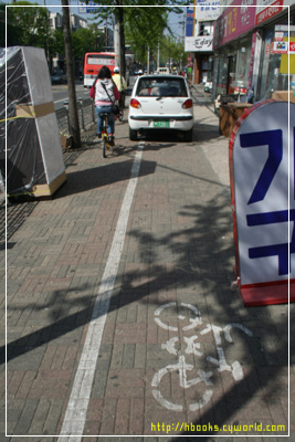 수원 시내 자전거길이 이렇습니다. 길바닥에 페인트로 찍 하고 금을 긋고 자전거그림 박아 놓고... 이러면서 무슨 자전거 문화요, 자전거전용도로라고 명함을 들이밀 수 있겠습니까.