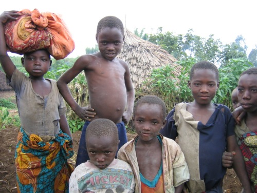 마운틴고릴라가 있는 비룽가 산악지대의 콩고민주공화국의 천진난만한 어린이들