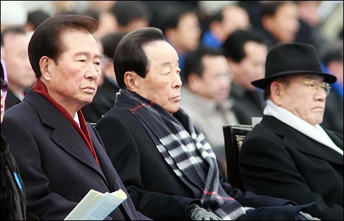 지난해 2월 25일 오전 국회에서 열린 제17대 대통령 취임식에서 김대중, 김영삼, 전두환 전 대통령(왼쪽부터)이 이명박 대통령의 취임사를 경청하고 있다. 
