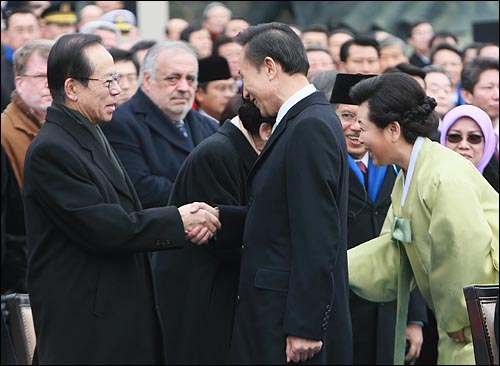 이명박 대통령이 지난 2월 25일 오전 국회에서 열린 제17대 대통령 취임식에서 후쿠다 야스오 일본 총리와 인사를 나누고 있다.