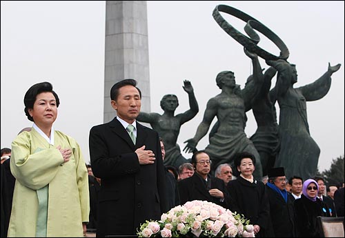 이명박 대통령이 2008년 2월 25일 오전 국회에서 열린 제17대 대통령 취임식에서 부인 김윤옥 여사와 함께 국민의례를 하고 있다.