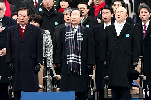 지난 2월 25일 국회의사당 앞 광장에서 열린 이명박 제 17대 대통령 취임식에 참석한 김대중, 김영삼, 전두환 전 대통령. 