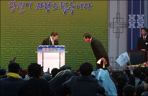 노무현 전대통령이 25일 오후 고향인 김해 봉하마을에서 열린 귀향 환영행사에서 유시민 의원을 자신과 가장 비슷한 정치인이라고 소개한 뒤, 유 의원과 인사를 하고 있다.
