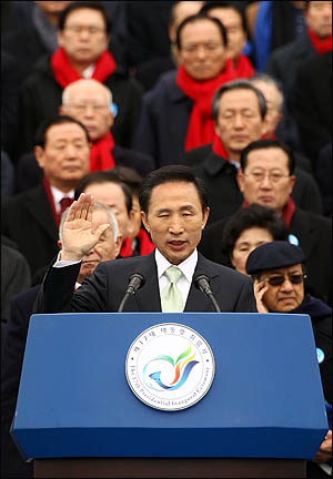 2008년 2월 25일 이명박 대통령의 취임 선서 장면. 