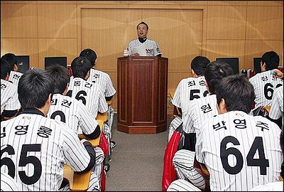 지도자가 된 김영직 (2) 지난 1월 26일, 엘지 트윈스 2군 선수들을 대상으로 소양교육을 하고 있는 김영직 2군 감독.
