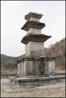 이 탑은 보월리 탑안(절골) 마을에 있는 돌탑이에요. 조선시대 것인데, 임진왜란 때에 불타 없어지고 여기저기 흩어진 걸 다시 찾아내어 새로 쌓은 탑이랍니다.