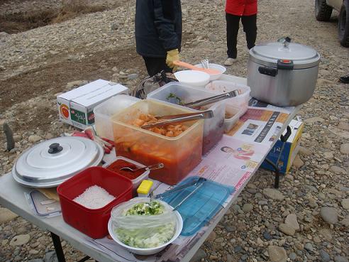 강변 자갈 밭에 점심 식사가 준비되었다. 순례 지원단의 음식 솜씨 어떨까요? 
