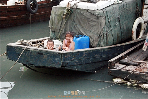 중국 최남단 해안도시 베이하이의 한 어촌마을에서 만난 아이들, 배를 집 삼아 살아가고 있다